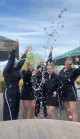 tennisteam viert kampioenschap met champagne 